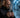 Koude, bleke vingers warmen op aan een warme mok bij het fenomeen van Raynaud